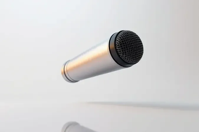 Close-up de render 3D de corpo de microfone moderno em metal e plástico, destacando a construção premium