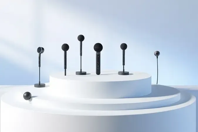Render conceitual de seleção de microfones de lapela sem fio sobre superfície premium limpa